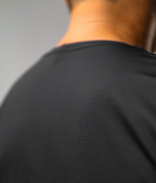 Camiseta kick_off — detalhe da microperfuração do tecido